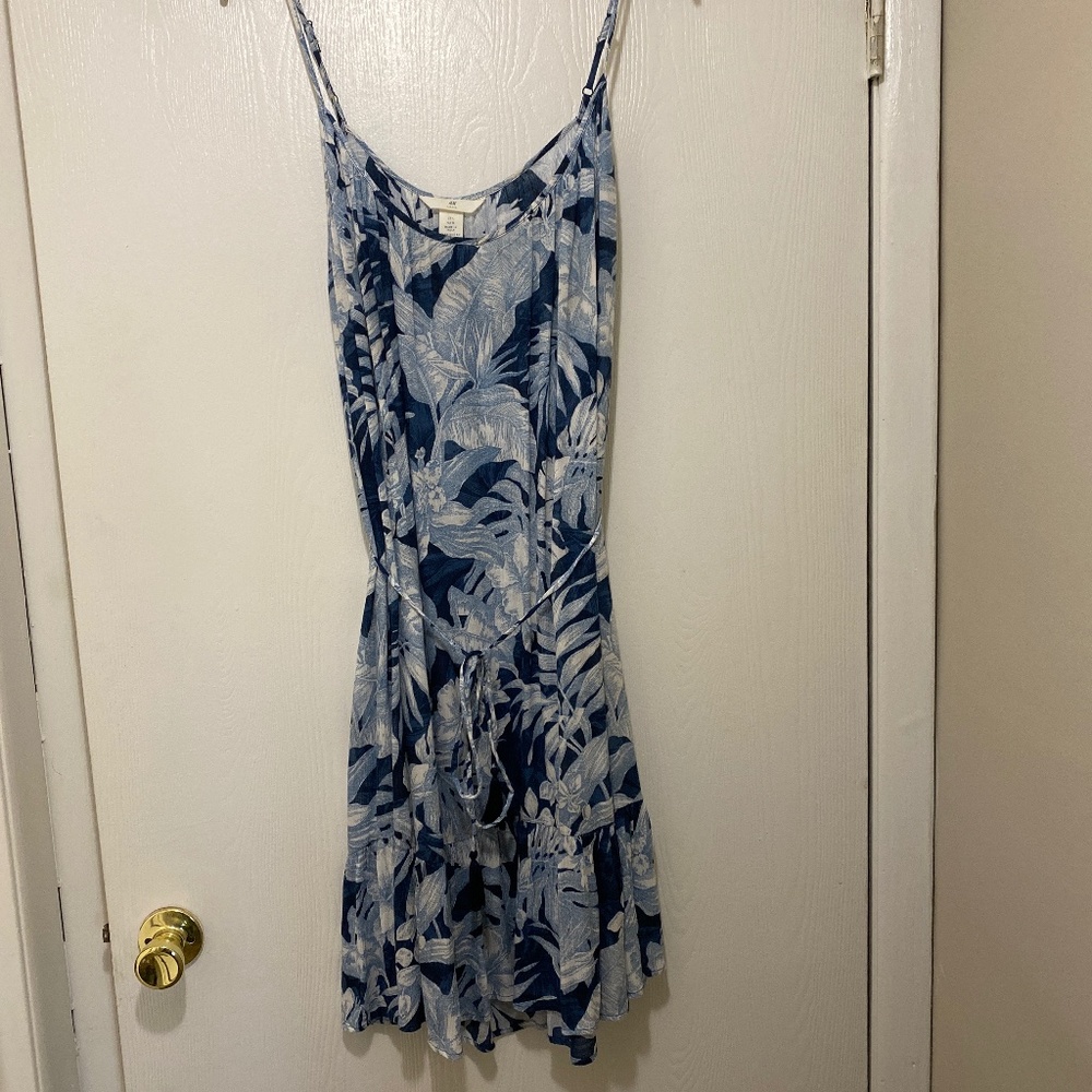 H&M brand, Maxi dress (shin length). Gently worn. Excellent condition!